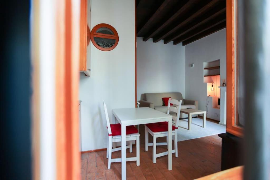 Charming Flat In Brera * Milan